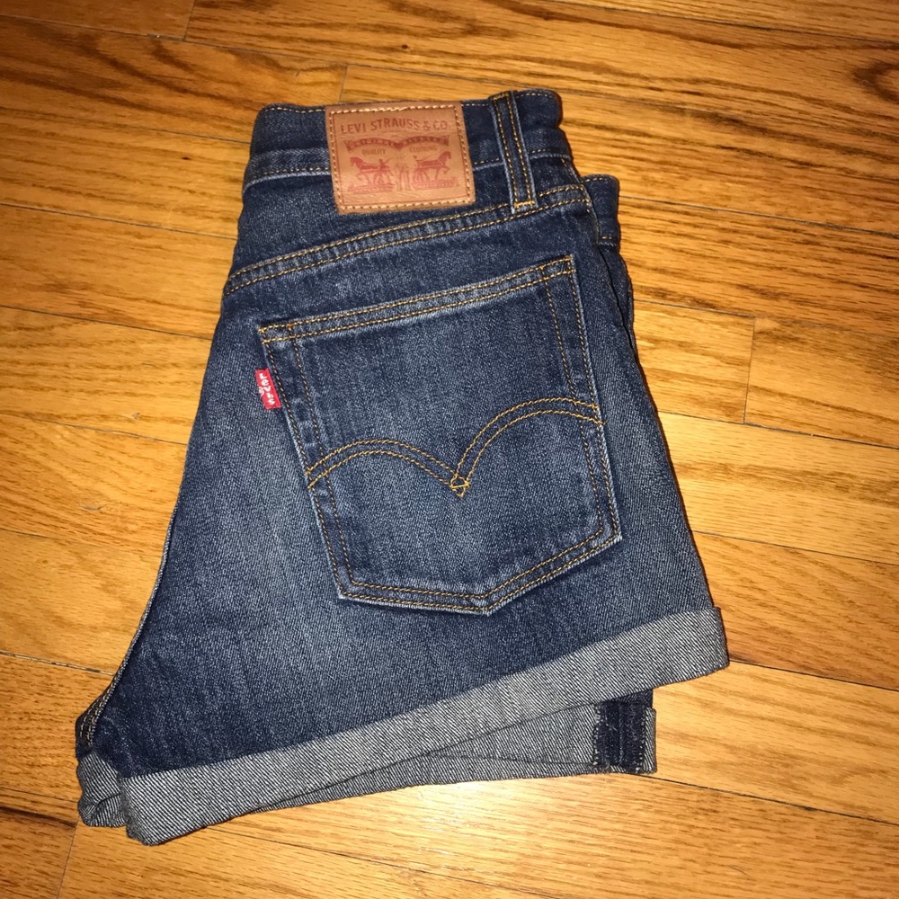 Size 27 Levi shorts